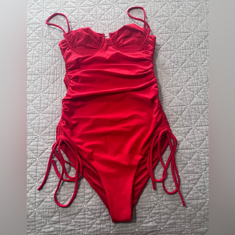 Isa Boulder
ONE-PIECE SWIMSUIT